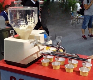 Sfoglia da tavolo piccolo riempimento manuale pastella per torta alla crema depositante tenuto in mano - Product Image 2
