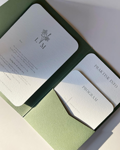 Invitation de mariage de couleur vert sauge personnalisée Invitations folio à trois volets avec inserts étagés texturés blancs. - Product Image 5