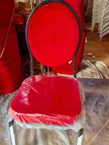 เก้าอี้ทานอาหารโรงแรมแบบซ้อนได้ สีแดง ทำจากเหล็ก ใช้สำหรับงานแต่งงานและงานเลี้ยง - Product Image 2