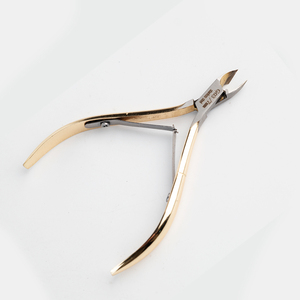 YaQin, venta al por mayor, pinzas afiladas para cutículas de acero inoxidable 420, cortador de uñas profesional para eliminar cutículas, tijeras con logotipo personalizado - Product Image 6