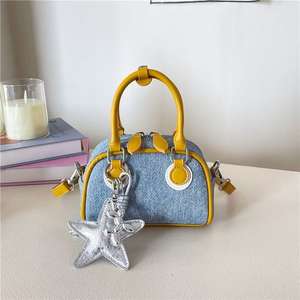 กระเป๋าแบบทูโทนขนาดเล็กพร้อมกระเป๋าถือจี้รูปดาว - Product Image 6