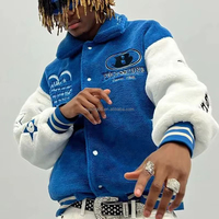 Chaqueta Varsity Personalizada de Forro Polar Sherpa con Mangas en Contraste, Bordados, Parches de Chenille y Botones a Presión, Estilo Urbano, Venta al por Mayor