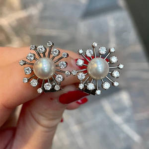 Orecchini a lobo Mtokuby con fiore, in oro bianco, imitazione perla e zirconi, montatura a griffe, gioielli classici da donna per feste - Product Image 3