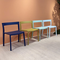 Chaise de salle à manger rectangulaire en plastique creux, en matière première PP écologique épaisse, couleur de cadre personnalisable OEM ODM, pour projets hôteliers, de restauration et de traiteur