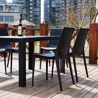 Table en plastique empilable de haute qualité pour l'extérieur, couleur noire, style moderne, idéale pour les restaurants et les cafés