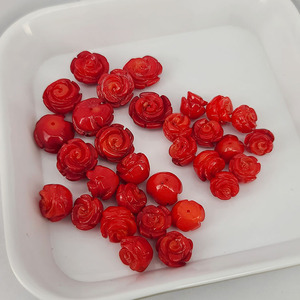 Cb8104 आधा सूखा प्राकृतिक लाल गुलाबी नक्काशीदार लाल रंग के मोती, कोरल फूलों की बीड - Product Image 3