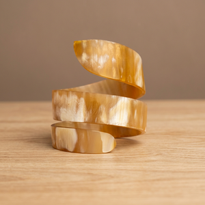 Brazalete de Cuerno de Búfalo Tallado a Mano, con Tacto Real, Artesanía Natural, Artículo Coleccionable, Ecológico, Tema Natural Moderno - Product Image 2
