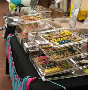 Estante de exhibición de panadería de acrílico transparente con letrero de primavera para presentar pasteles, panes, pasteles - Product Image 1