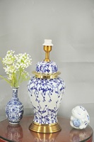 Lampe de lecture pour lit d'appoint en porcelaine bleue et blanche de luxe dorée pot de gingembre lampes de bureau en céramique