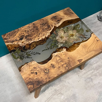 Table à manger élégante et personnalisée au design moderne, faite à la main, avec bord naturel et design rivière en résine époxy, magnifique motif floral