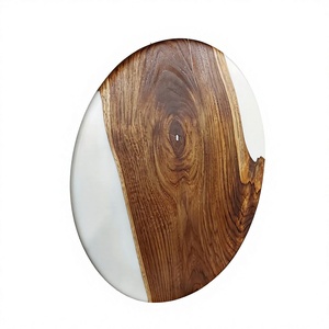 Planche à découper ronde en bois avec bord naturel et incrustation blanche, planche de cuisine antidérapante, pièce unique - Product Image 1