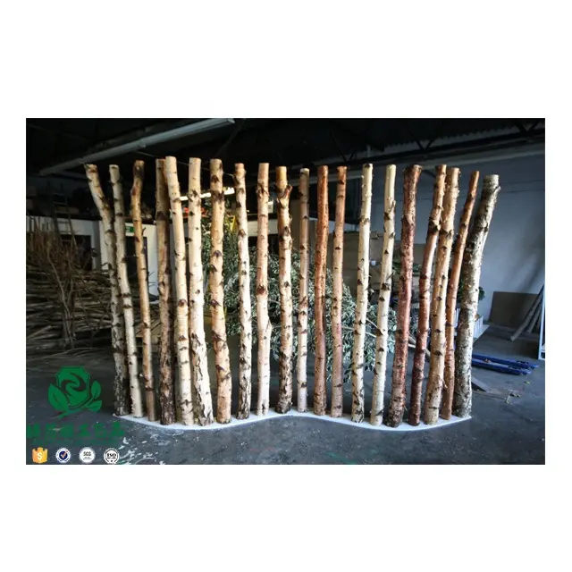 シルバーバーチの枝と幹を使用した装飾的な装飾的な人工裸の木