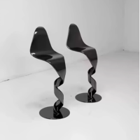 Tabouret de bar design en forme de S, sculptural et unique, pour îlot de cuisine et comptoir de bar commercial