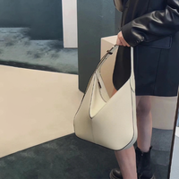 Sac fourre-tout pour femme en cuir véritable Molk personnalisé avec logo en relief, design bandoulière en forme de V tendance