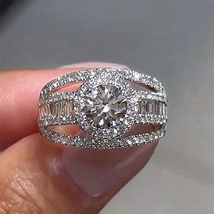 Anello Rotondo da Donna, Stile Elegante e Lussuoso, Gioiello alla Moda per Uso Quotidiano e Feste, Idea Regalo - Product Image 1