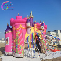 Porte de château gonflable rose avec tours pour fêtes d'enfants, décoration d'événements commerciaux, accessoire de spectacle