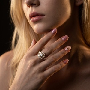 Anillo de Compromiso Clásico para Mujer, Chapado en Oro de 18K, con Moissanita, Corte Brillante Redondo, Estilo Corona, Engaste de Puntas - Product Image 3