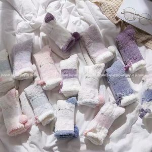 Lindos calcetines de dormir de forro polar coral con bloques de color macaron para mujer, extra gruesos, cálidos y afelpados, para estar en casa. - Product Image 1