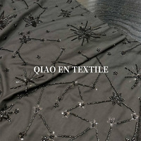 Tissu brodé style luxe léger ciel étoilé, 100% coton, motif constellation noire, sequins et perles, pour robe de soirée femme