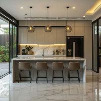 Îlot de cuisine moderne en quartzite avec évier et cuisinière pour l'intérieur, table d'îlot central ou cuisine