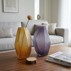 Vase en verre soufflé à la main de style nordique pour les centres de table modernes et la décoration minimaliste de la maison - Product Image 4