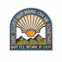 Broche personnalisée en émail souple avec découpe en forme d'arche, paysage naturel, slogan inspirant, badge métallique, logo personnalisé