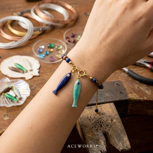 เครื่องรางปลาทำมือ |   จี้ปลาเคลือบทอง 18K PVD บนสแตนเลสสตีล สำหรับทำเครื่องประดับ กันน้ำ ไม่หมอง พร้อมกรอบแบบฝัง - Product Image 3
