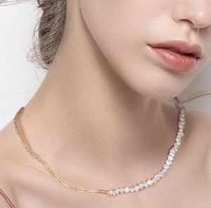 Gargantilla minimalista de Plata de Ley 925 para hombre y mujer, collar de cadena con Clip de papel de perlas de agua dulce barrocas chapadas en oro - Product Image 1