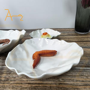 بيع بالجملة طبق بورسلين غير منتظم بنمط حجر إبداعي أبيض سيراميك غربي لمطعم الفندق - Product Image 3