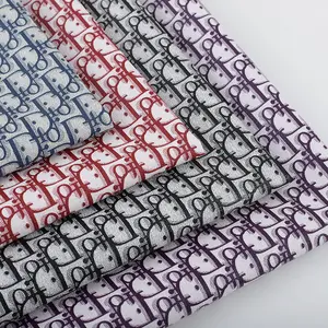Vente en gros de cuir artificiel synthétique imprimé de lettres en PVC pour sac coque de téléphone portable tapis de table tissu en faux cuir