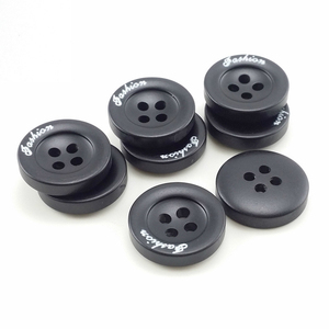 Phong Cách Mới Nhựa Màu Trắng Nút Với Phía Trước Laser In Logo Hiệu Ứng Thời Trang Quần Áo Phụ Kiện - Product Image 1