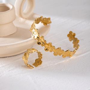 Brazalete Abierto con Diseño de Flor en Tono Dorado, Joyería Unisex, Accesorio de Moda - Product Image 3