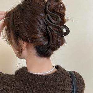 Pinza de Pelo Geométrica Mate de Gran Tamaño con Agarre Fuerte y Antideslizante, Diseño de Onda Simple para Mujer - Product Image 5