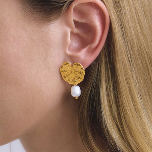 Pendientes de perlas de agua dulce con forma de hoja de loto, con pasadores de acero inoxidable para mujer, para uso diario. - Product Image 4