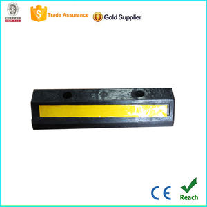 Butée de roue en caoutchouc pour parking, butée de roue de <span class=keywords><strong>voiture</strong></span> en caoutchouc avec bandes réfléchissantes - Product Image 1