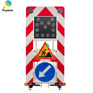 Remolque de Advertencia Solar Plegable Móvil con Señalización de Tráfico y Luces de Flecha para Obras de Carreteras - Product Image 1