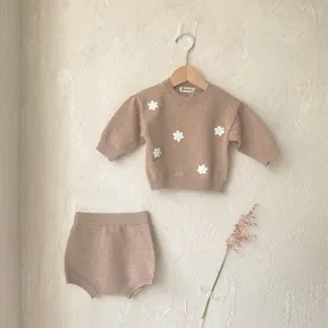 婴儿冬花长袖圆领套头毛衣 + 短裤套装婴儿毛衣刺绣设计