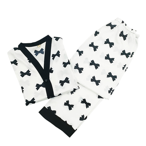 Conjunto de ropa de dormir de tejido de poliéster suave de gran tamaño para mujer con logotipo personalizado del fabricante, pijamas de ocio transpirables para otoño y primavera - Product Image 1
