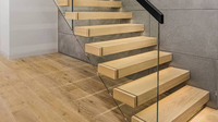 Escalier flottant en bois massif de chêne blanc américain CBMmart avec marches en bois et garde-corps en verre en forme de U pour usage intérieur