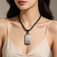 Collier pendentif carré en acier inoxydable incrusté de cristaux, bijou de cou minimaliste étanche style hip-hop pour homme, idéal pour le quotidien et les cadeaux