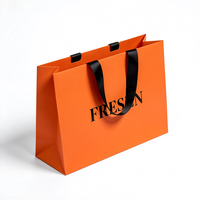 Sac en papier orange moderne avec poignée noire, expédition rapide en 72h, sac de shopping biodégradable pour la vente au détail