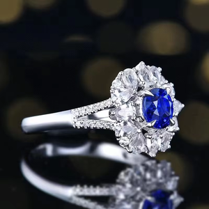 เครื่องประดับอัญมณีชั้นดี SGARIT แหวนทองคำขาว 18K ประดับด้วยไพลินสีน้ำเงินธรรมชาติทรงรี น้ำหนัก 0.82 กะรัต สำหรับผู้หญิง - Product Image 4
