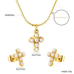 Ensemble de bijoux en acier inoxydable plaqué or 18 carats avec pendentif croix en perles et boucles d'oreilles clous, vente en gros pour femmes - Product Image 2