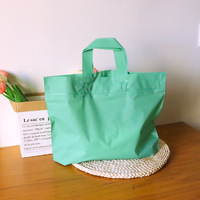 Offre spéciale emballage de vêtements de stratagème personnalisé écologique avec poignée sac en plastique mat à bordure dorée avec sa propre impression de logo