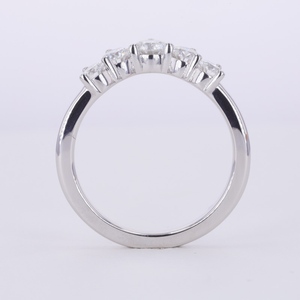 14k 화이트 골드 실험실 재배 다이아몬드 라운드형 5개 스톤 반지 - Product Image 4