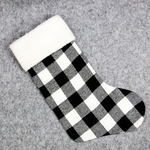 Chaussettes de Noël à suspendre en coton doux et durable, motif écossais gris <span class=keywords><strong>noir</strong></span>, avec revers en peluche Buffalo Jiatao - Product Image 2