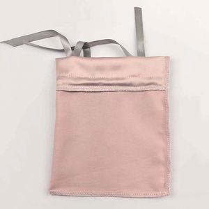 Pochette cadeau en satin rose de luxe avec cordon de serrage et nœud en ruban, sac d'emballage pour bijoux avec logo personnalisé pour les cadeaux de mariage - Product Image 6