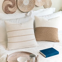 Housse de coussin en velours doux crème mat avec pompons, style bohème neutre, pour mariage, fête ou décoration intérieure