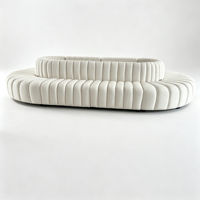 Ensemble de canapés sectionnels de luxe à capitonnage en cannelures courbes, rembourrés crème, pour salon d'appartement, mobilier moderne pour hôtel et salon de mariage