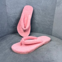 Tongs moelleuses pour femmes avec dessus en tissu éponge doux, semelle texturée antidérapante pour un port confortable et décontracté à la maison